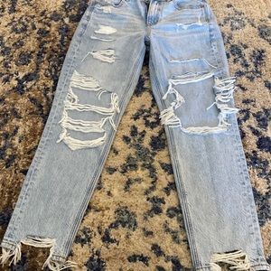 AMERICAN EAGLE RIPPED JEANS